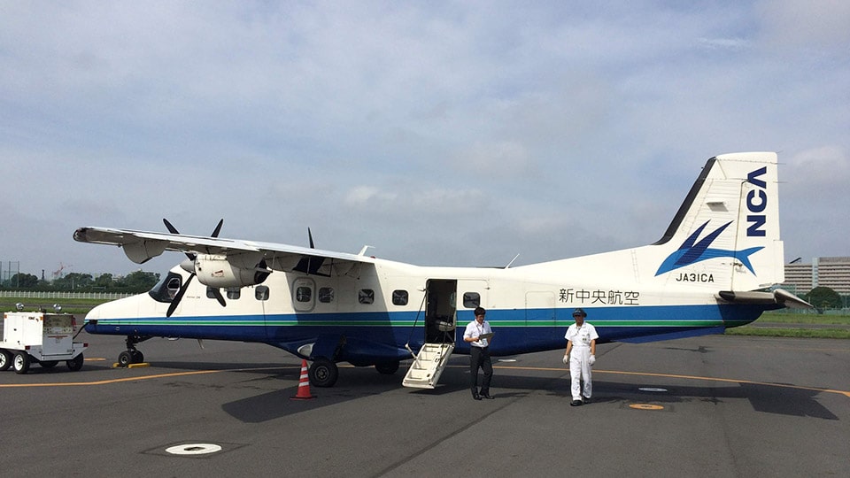 調布飛行場に停まっている飛行機