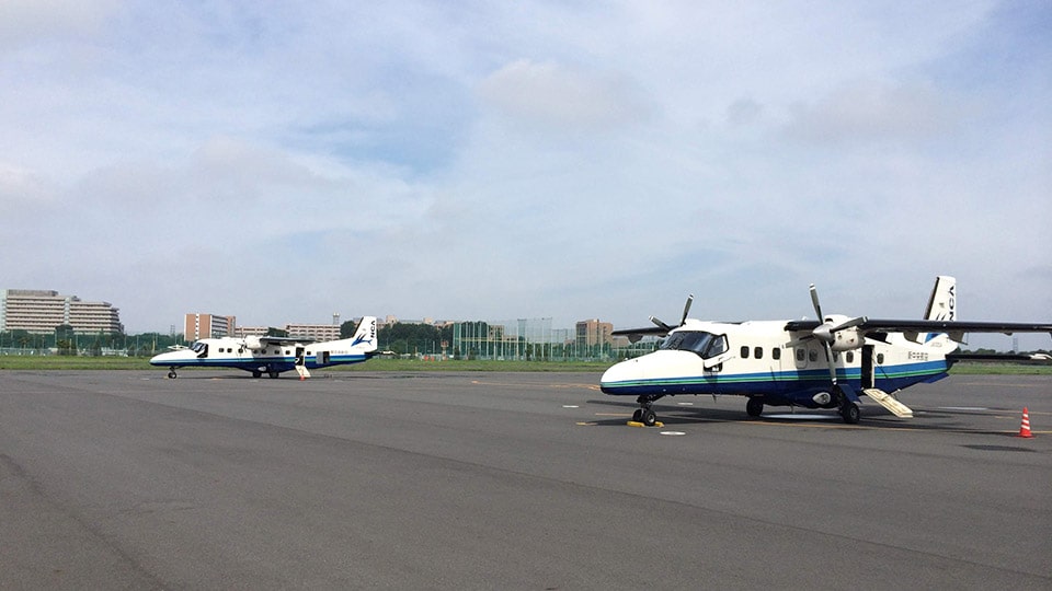 調布飛行場に停まっている飛行機2機