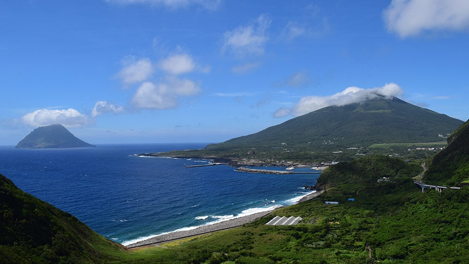 八丈島の小島の風景