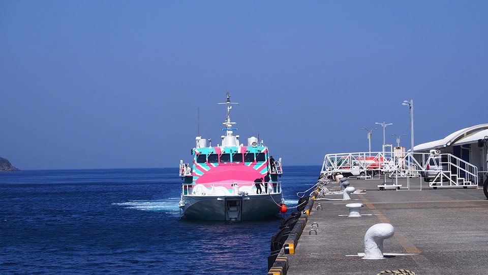 港に停まっているジェット船