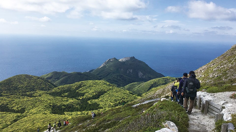 神津島にある天上山での登山風景