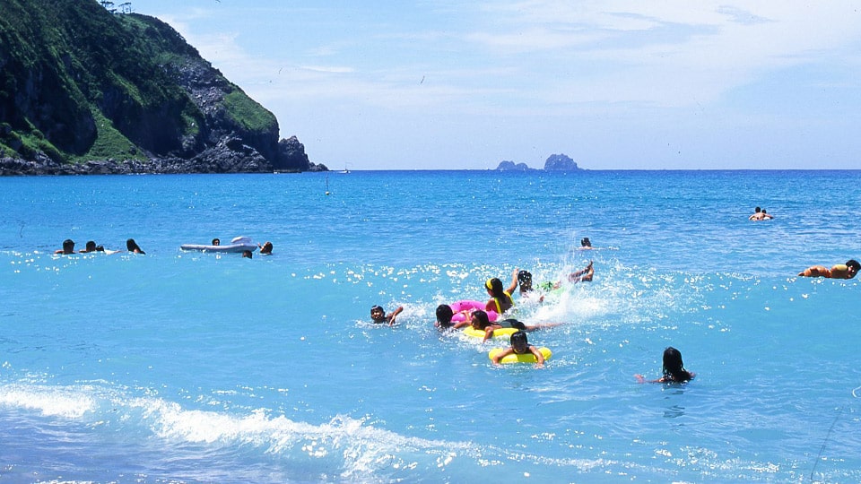 神津島の海で人が泳いでいる様子