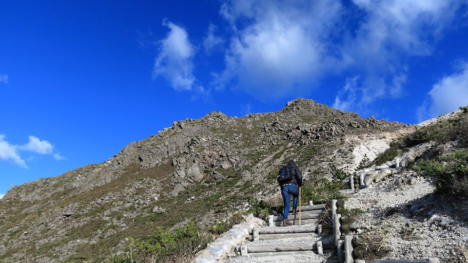 神津島・天上山で登山している様子