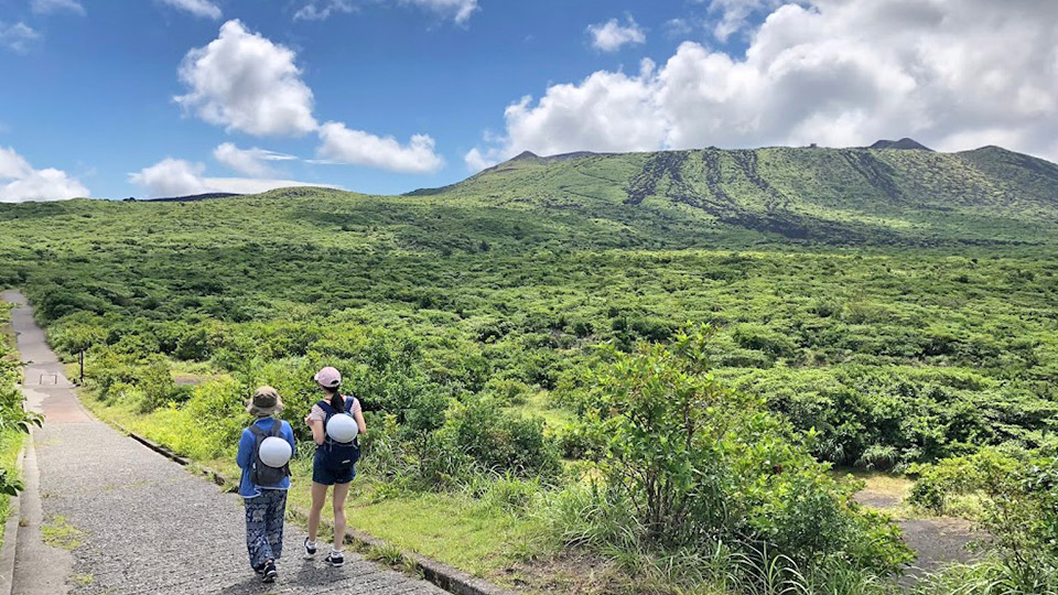 三原山でのトレッキング風景