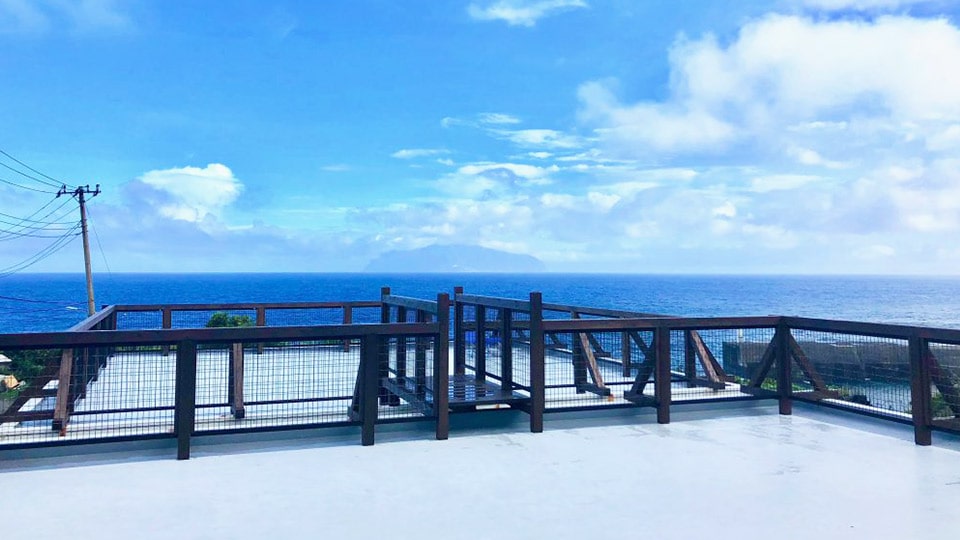 民宿いけ吉から望む三宅島の海の風景