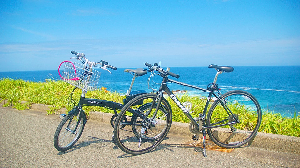 三宅島の海をバックに止めたレンタサイクル