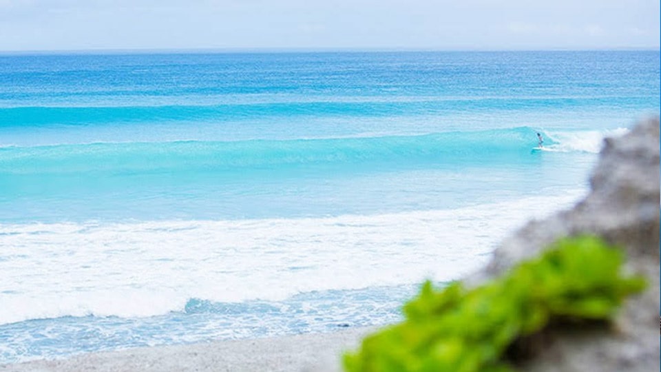 羽伏浦海岸の海とサーフィンをしている人