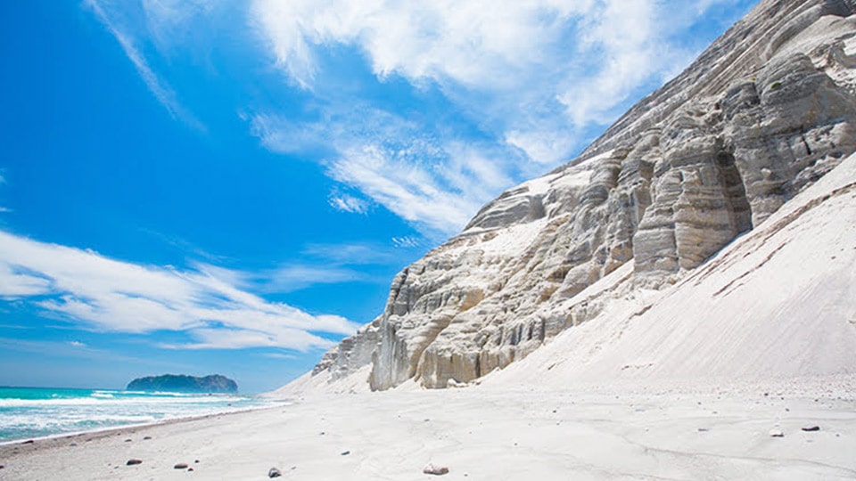羽伏浦海岸の白ママ断崖