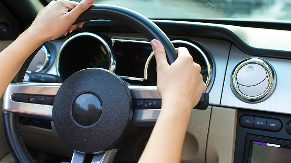 レンタカーを運転している写真