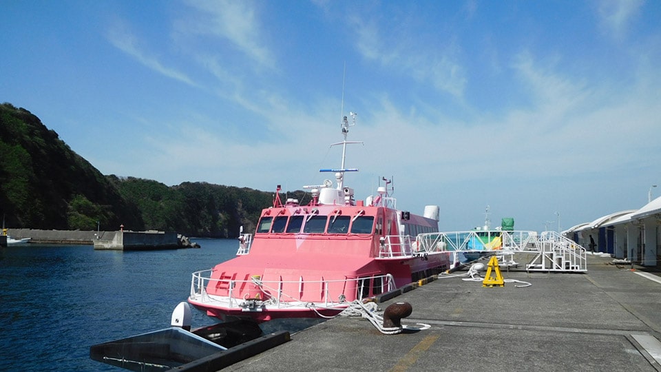 港に停まっている高速ジェット船セブンアイランド愛