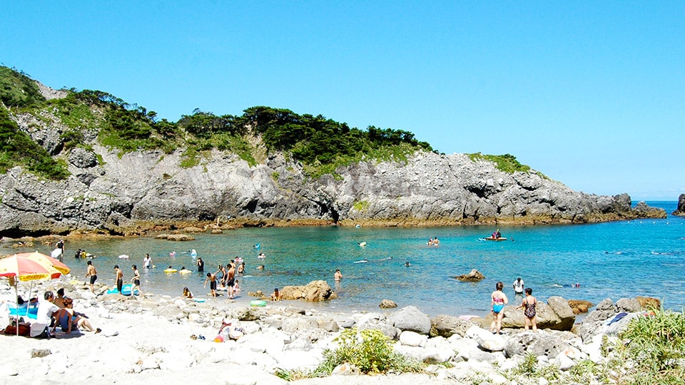 式根島の中ノ浦海岸