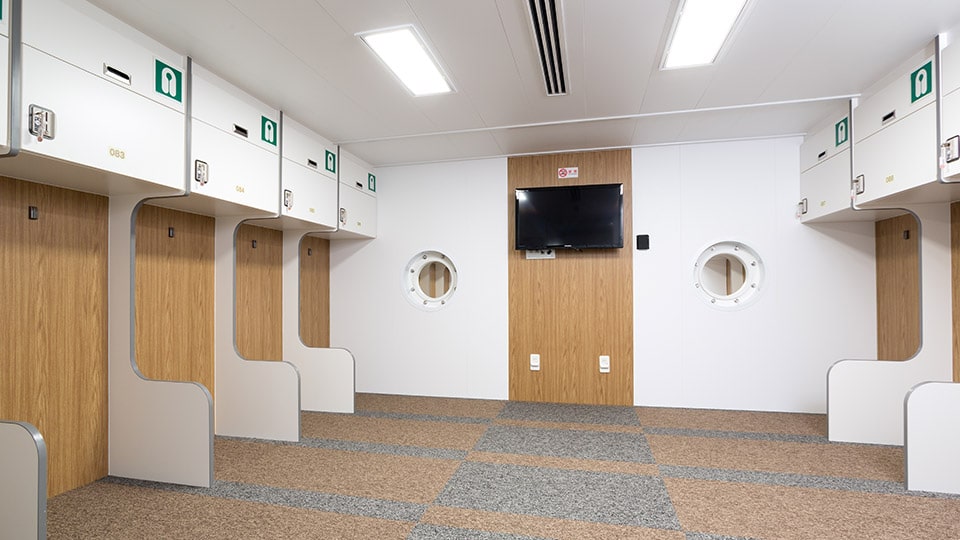 大型客船・橘丸の2等室の内観