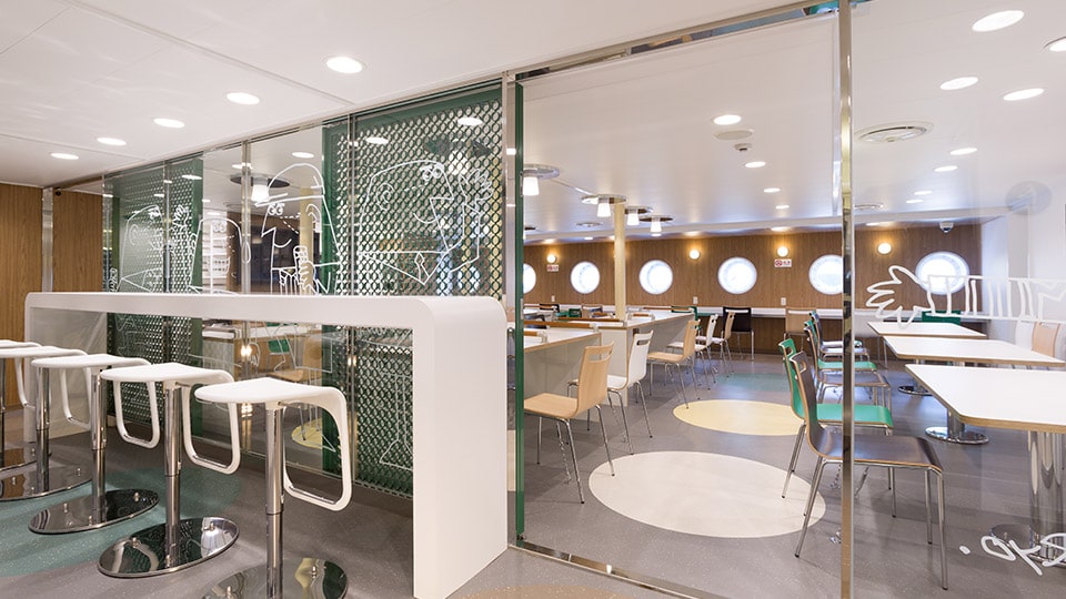 大型客船・橘丸の船内レストラン