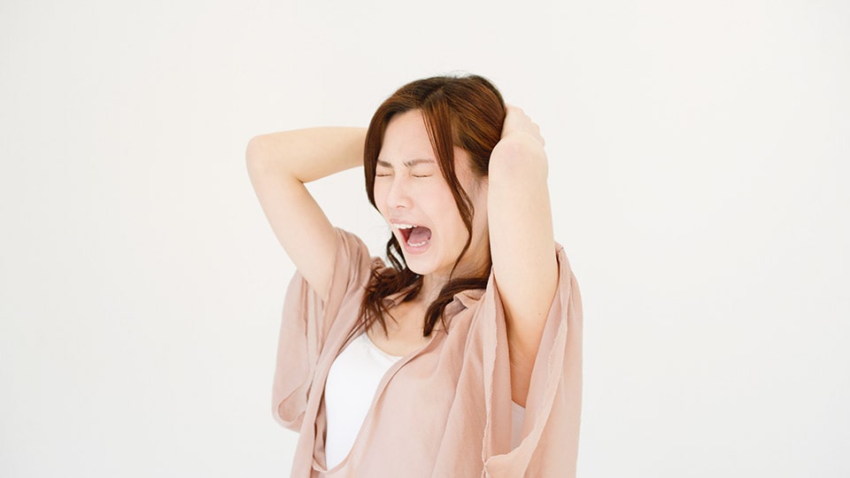 宿選びに悩む女性のイメージ