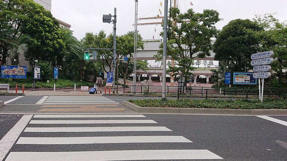 ゆりかもめ高架下の信号付き横断歩道