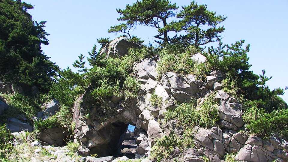 ぶっとおし岩