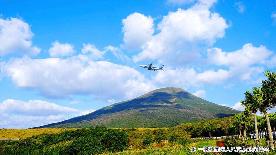 八丈島の八丈富士・天空の道