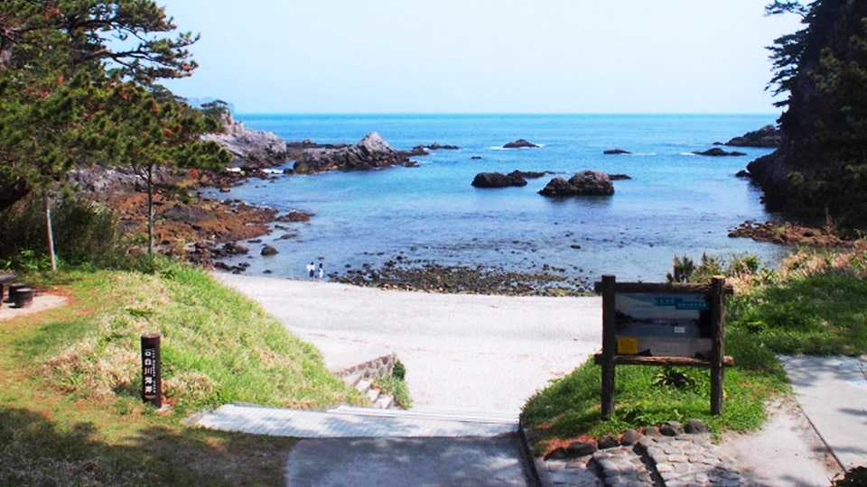 式根島の石白川海水浴場