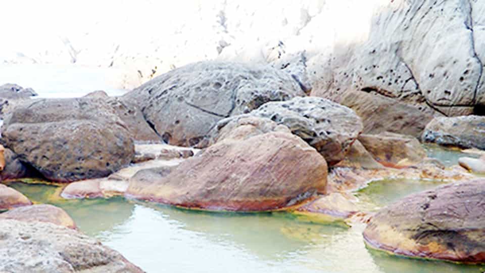 式根島の御釜湾海中温泉