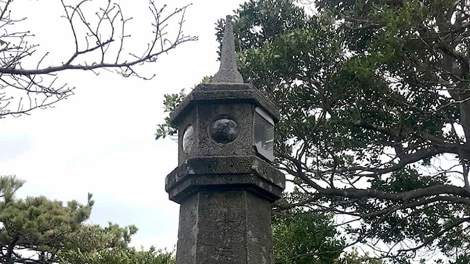 式根島の高森灯台