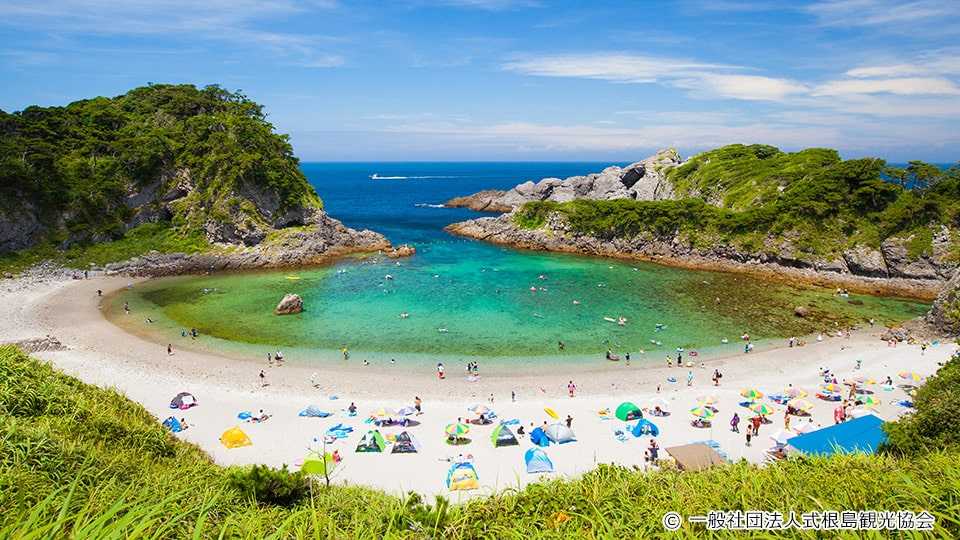 式根島の泊海水浴場