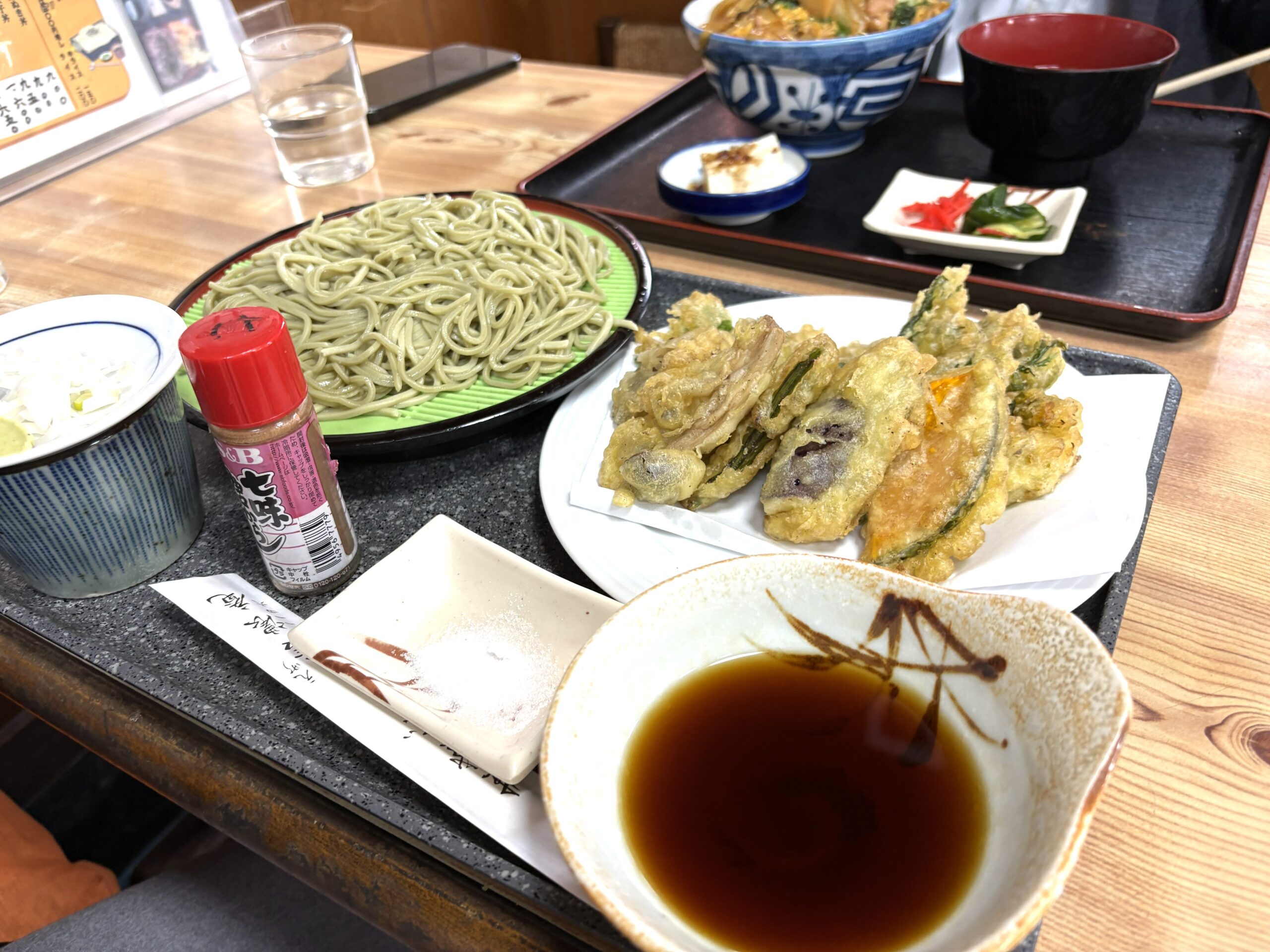 伊豆大島で食べた明日葉そばと明日葉の天ぷら