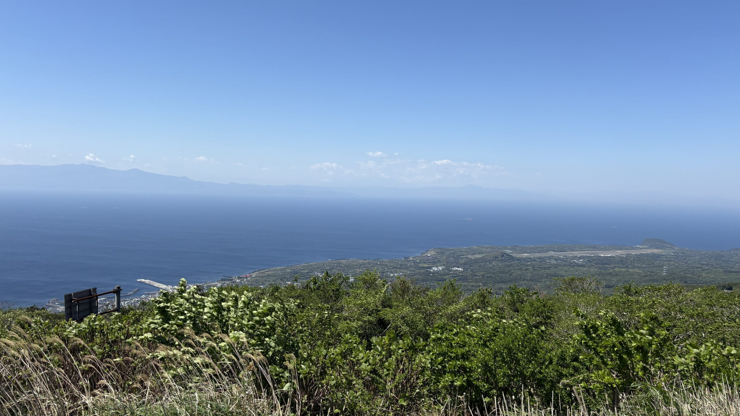 三原山方面から見下ろす伊豆大島の海の風景