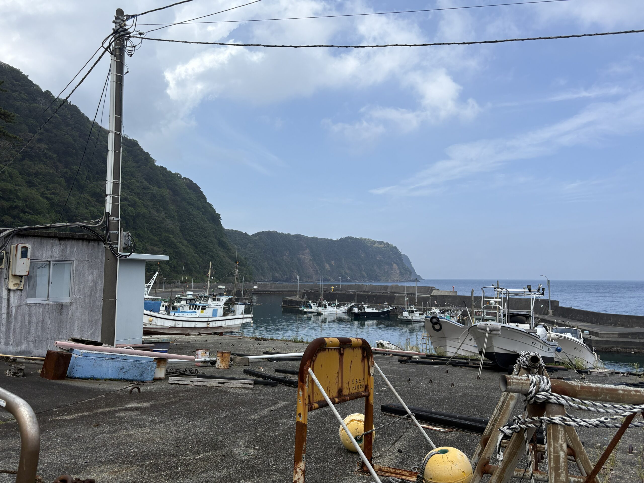 伊豆大島の岡田港方面の港風景