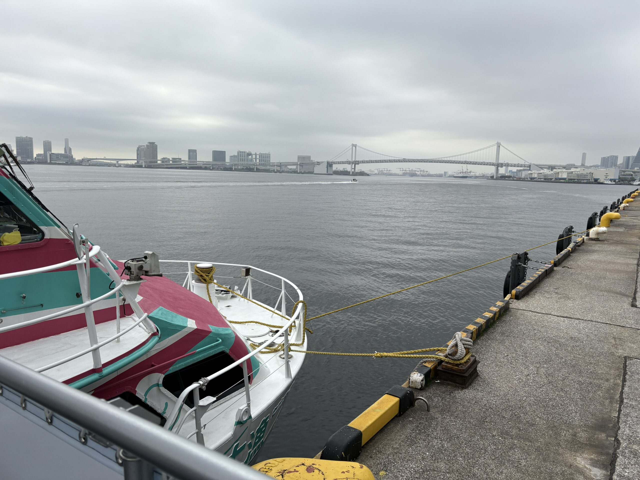 東京から伊豆大島へ向かう高速ジェット船と東京湾の風景