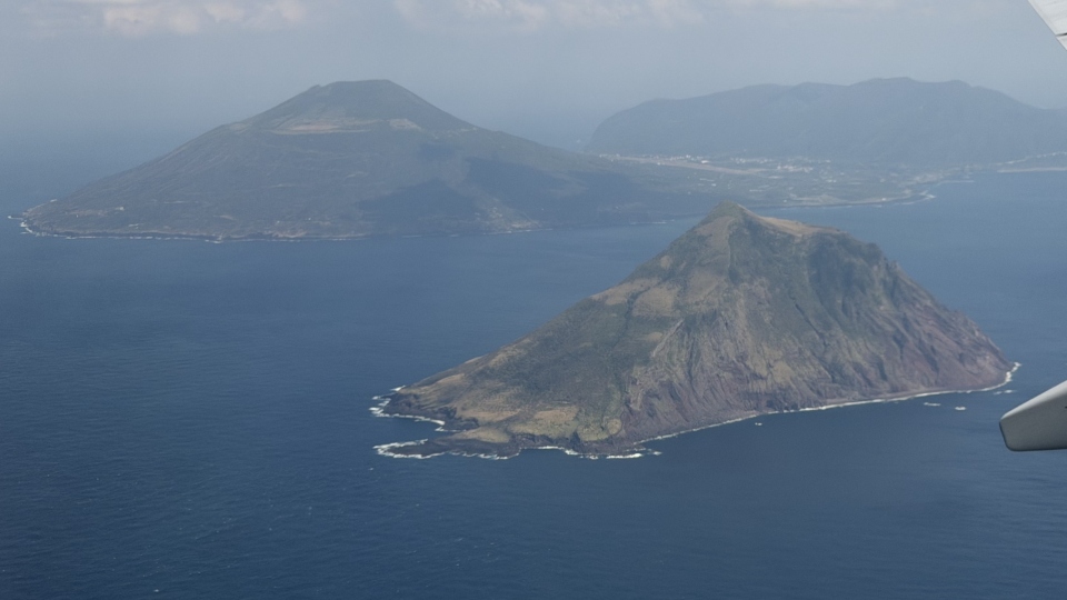 飛行機から見た八丈島と八丈小島 空撮
