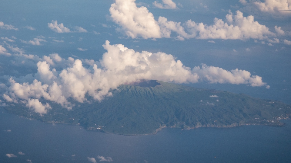 飛行機から見た三宅島 空撮
