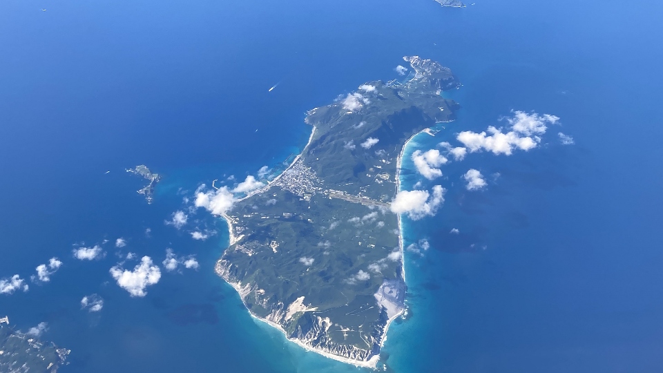 飛行機から見た新島と式根島 空撮