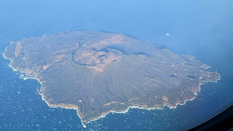 飛行機の窓から見た伊豆大島 空撮